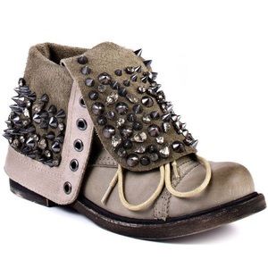 NIB Zigi Girl Declare Boot in Grey